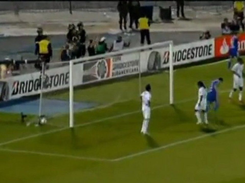 Universidad holt den ersten Titel