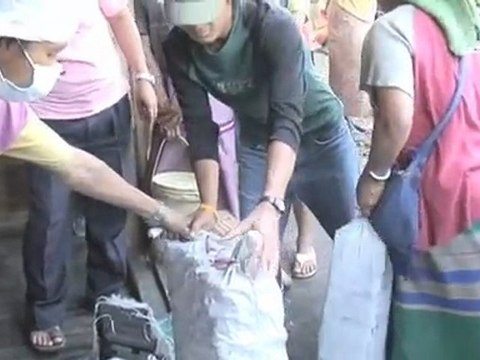 Lily Cole visits Burmese refugee camps 2