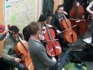 Moment de musique classique dans le metro station Chatelet