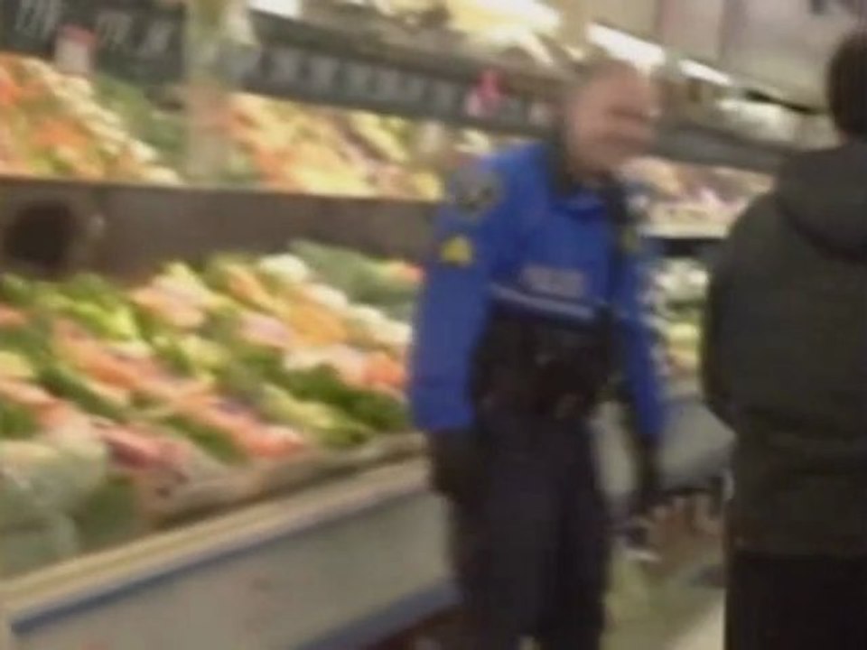 Bear Invades Grocery Store!!