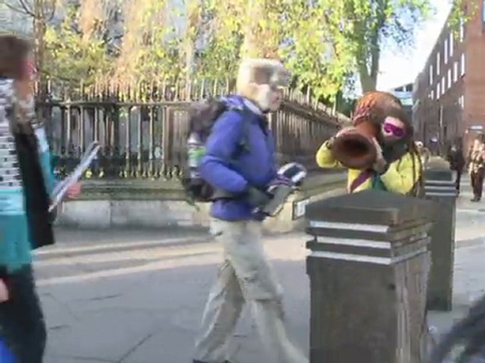 Les "indignés" de Londres fêtent 2 mois d'occupation