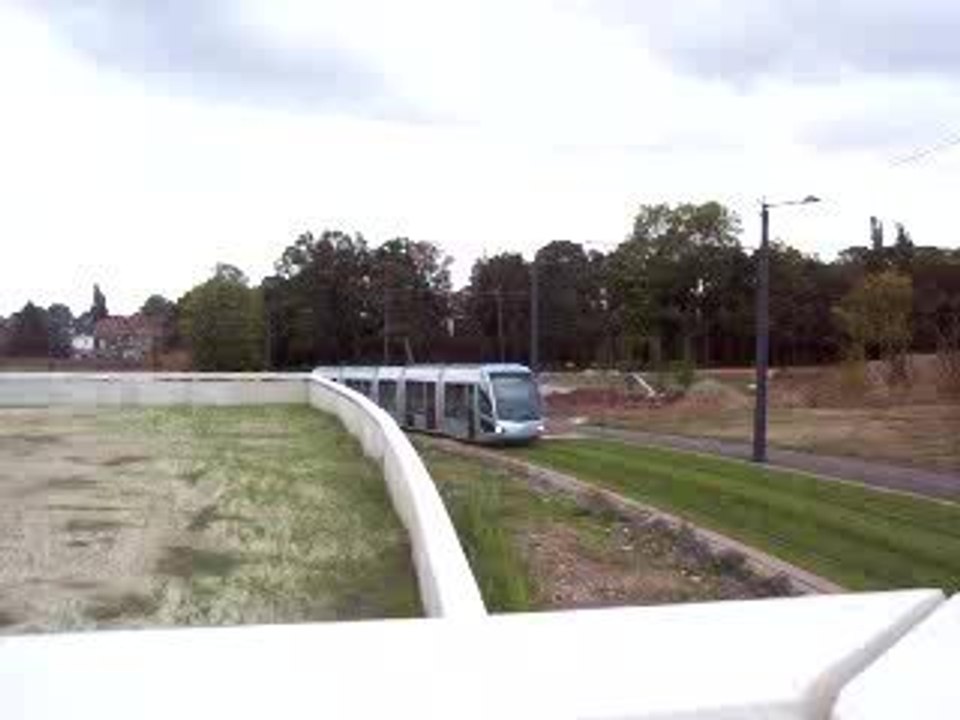 tram arrivant à Anzin-Hôtel de ville