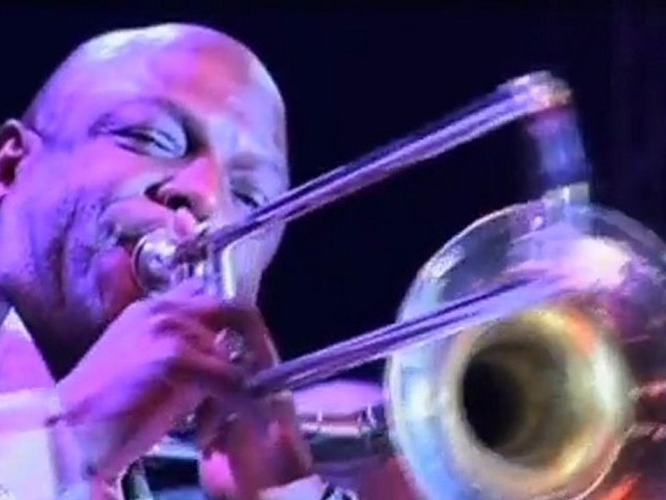 Ibrahim Ferrer - Hay Que Entrale a Palos a Ese live