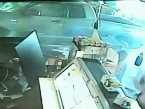 Il poursuit sa petite amie en 4x4 jusque dans une boutique pour la tuer