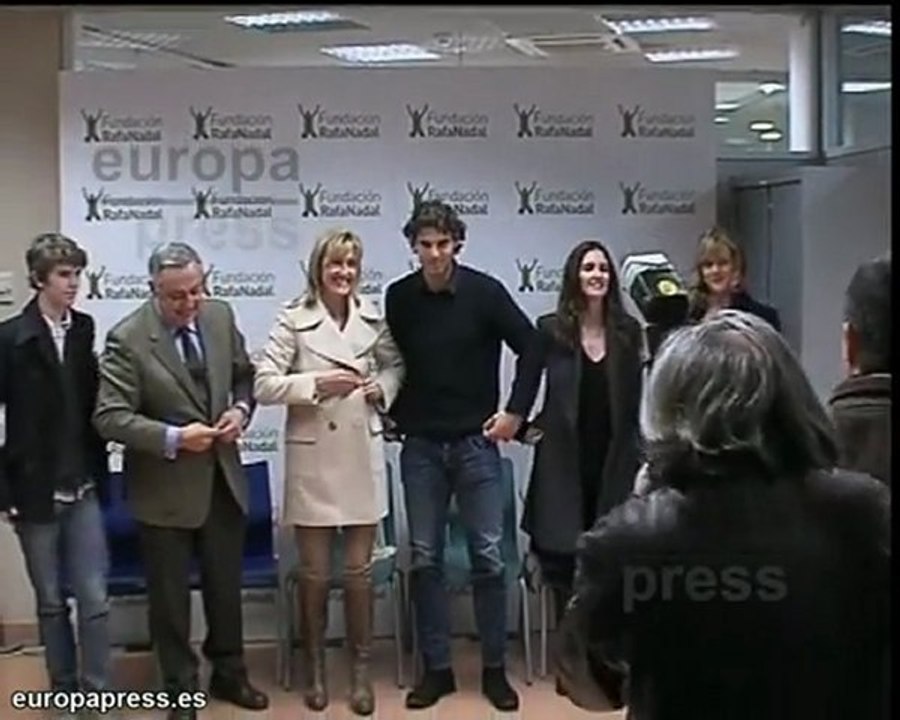 El tenista Rafa Nadal ayuda a los más pequeños