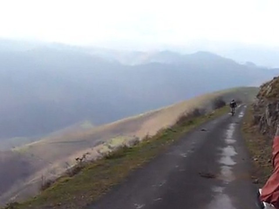 Rémi passe le mur du son dans la descente d'Ahusky vers Mendive (filmé par Alexis)