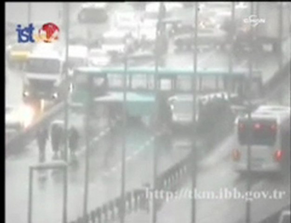 Küçüçkçekmece'de otobüs kazası -istanbuldan.com