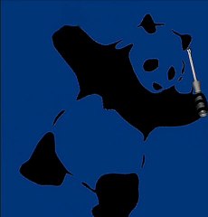 Un panda bleu avec un tournevis dans le Périgord