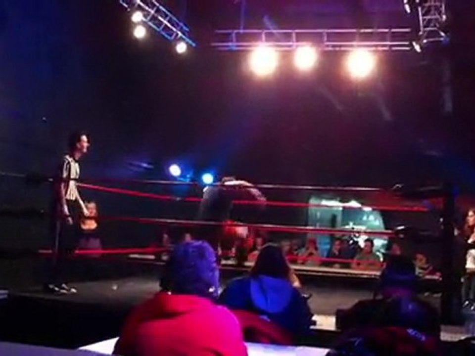 2011.11.25 CRW - John Fury Vs Paul Rosenberg