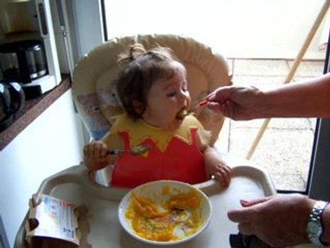 J'apprends à manger toute seule