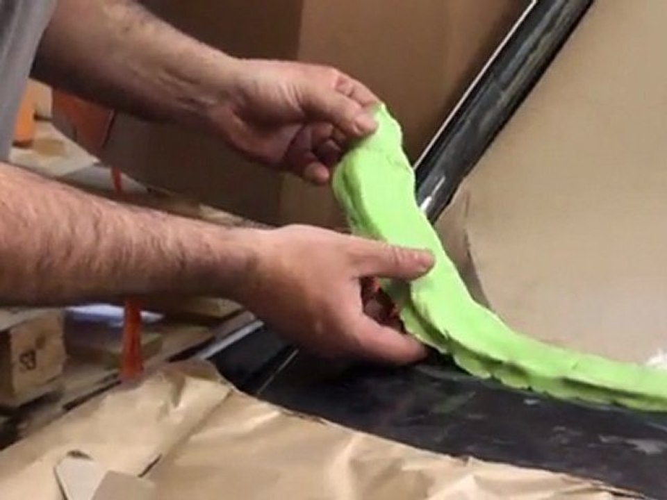 Résine époxy et fibres de carbone pour la rénovation d'une baie de pare brises Jaguar XJ6 III-1ère partie