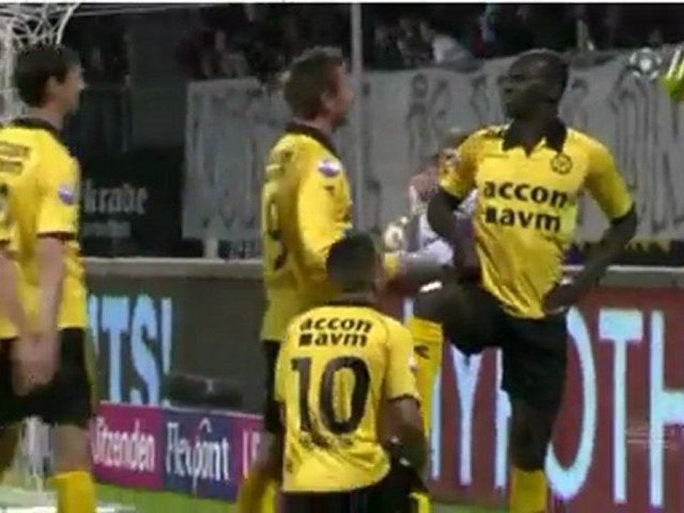 Cú volley vào thẳng góc thượng của Pa Modou Kah