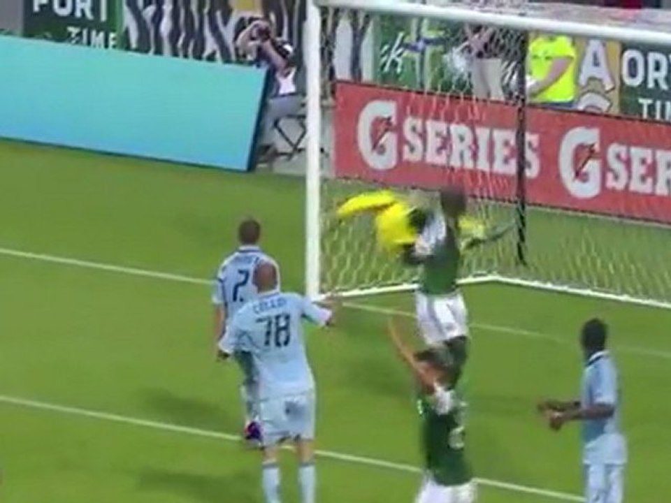 Darlington Nagbe tâng bóng 2 nhịp rồi vuốt về góc cao