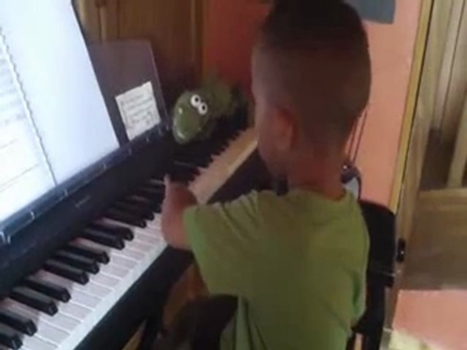 Noah 4ans et demie  et le solfege avec Mamie