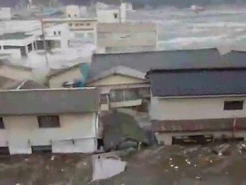 Japans.Tsunami.Caught.On.Camera_000 pisothshow.com