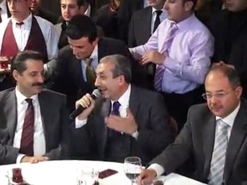 Bakanlar oynadı, şarkı söyledi. dolarlar yağdı