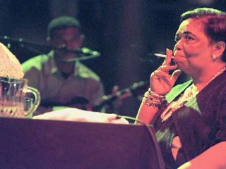 Morre a ‘diva dos pés descalços’