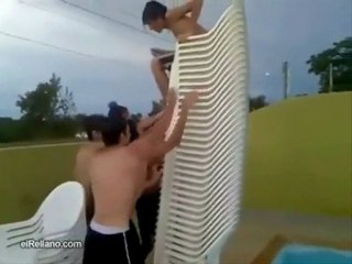 Sandalyelerle Suya Atlamak - slayttv