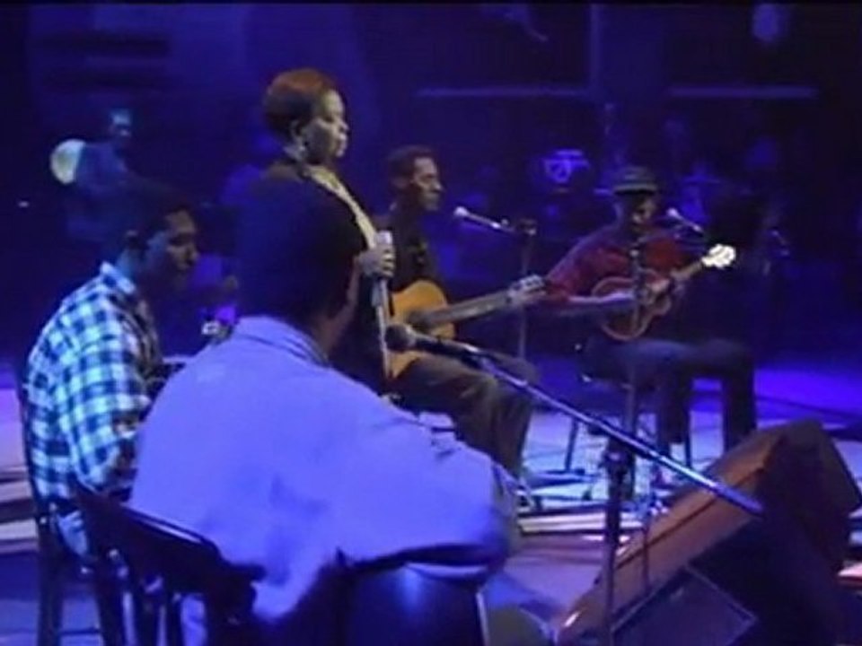 Cesaria Evora - Petit pays (hommage)