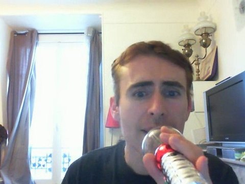 Wiwi égratigne des pères des hommes et des frères