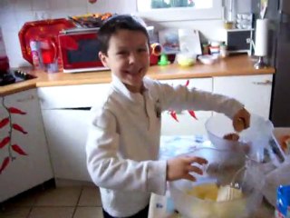 jules et sa technique pour casser les oeufs !