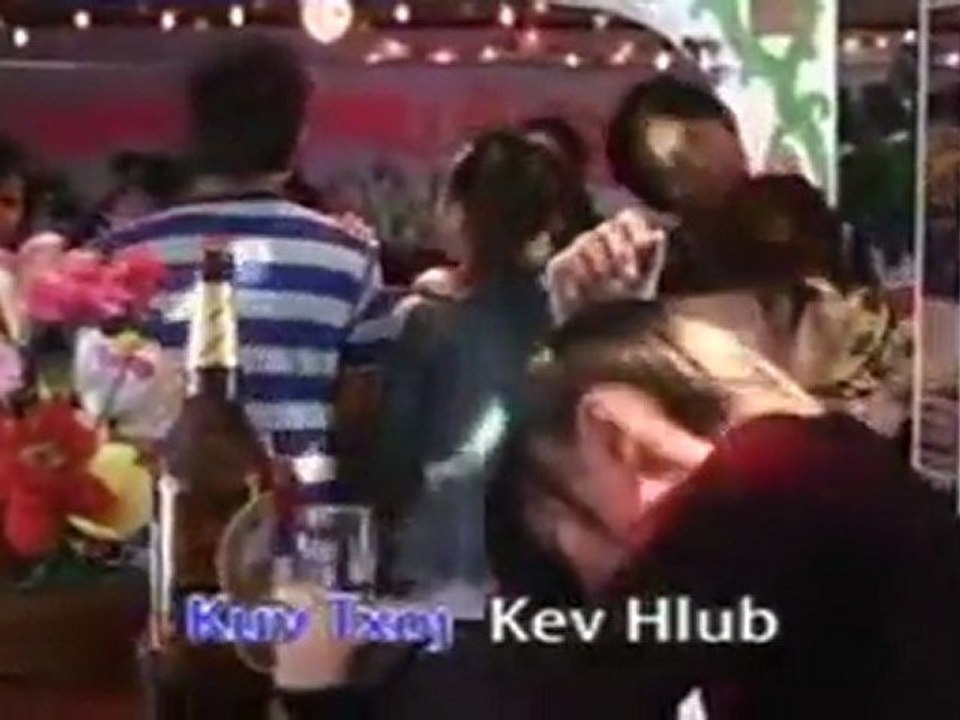 Nplooj Xyooj - 30 Xyoo Kuv Tseem Tos Instrumental - YouTube_converted