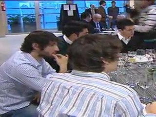 Los jugadores de fútbol y baloncesto del Real Madrid celebran su comida de Navidad