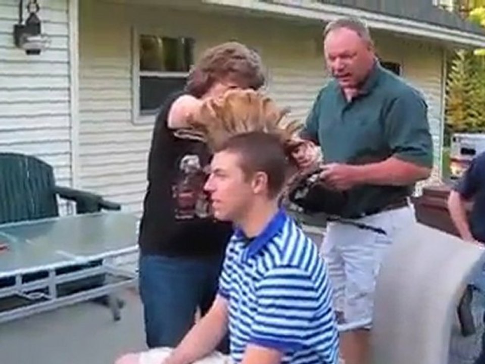 Couper sa crête de punk au taille-haie