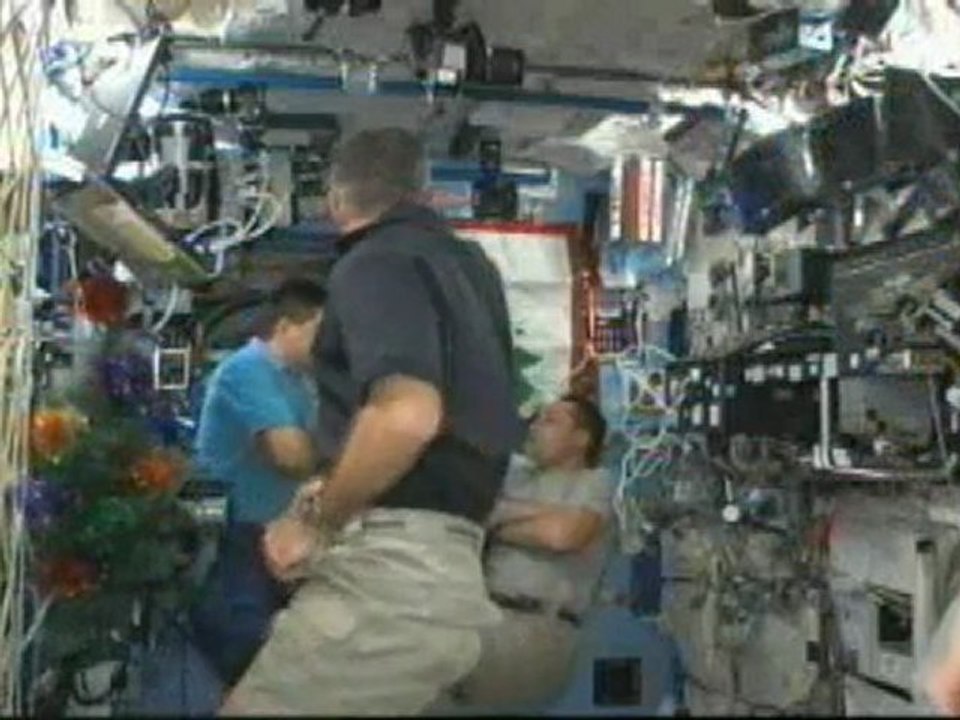 voici un noel en direct de la stassion spacial 25-12-2011:15:25