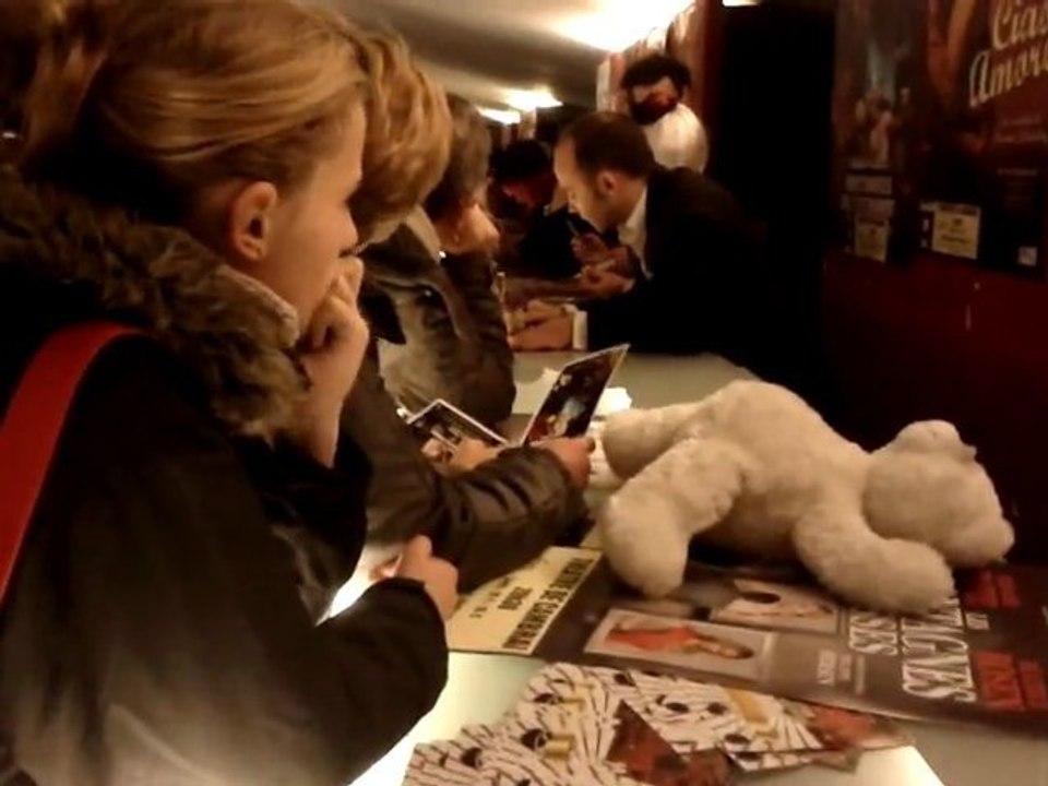 les virtuoses de l'étrange séance de dédicaces