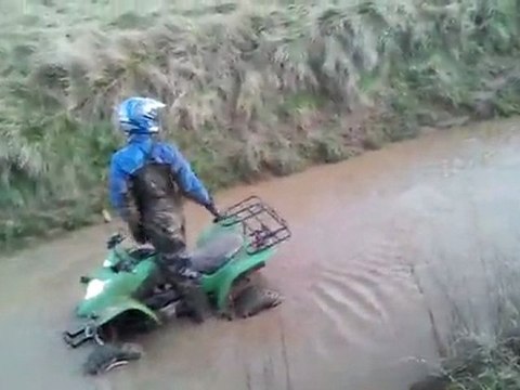 reprise du quad dans un bourbier en kymco 250 25 12 2011