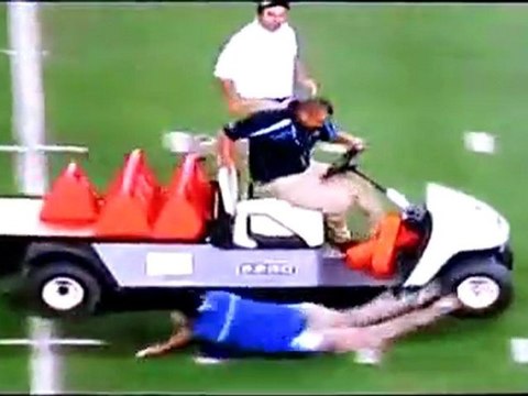 La voiturette folle qui traverse un terrain de foot