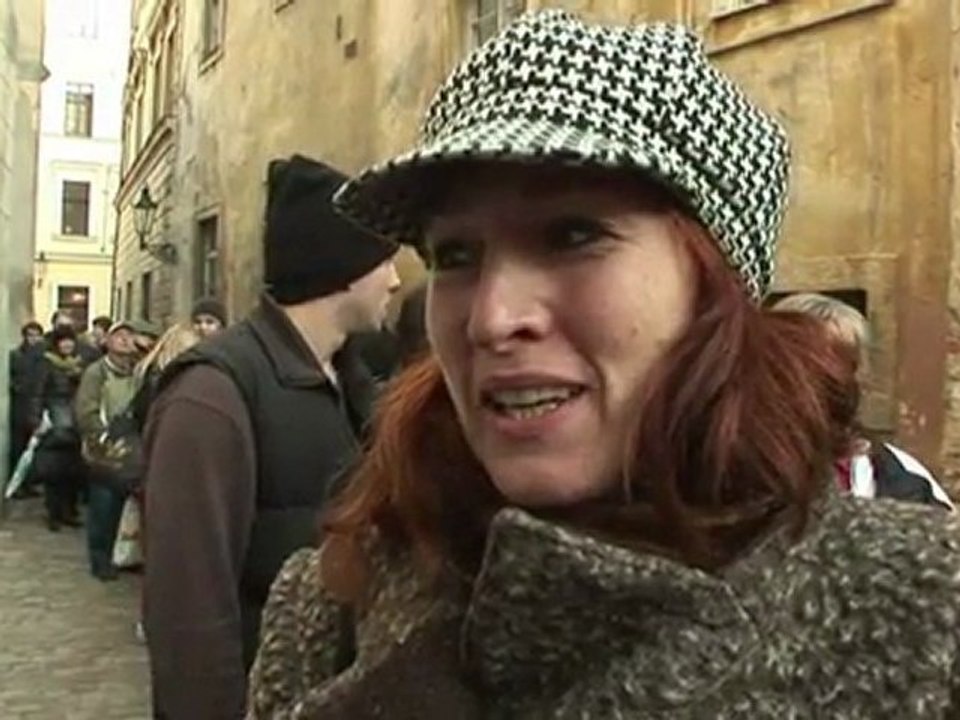 Les Tchèques se pressaient lundi pour se recueillir devant le cercueil de l'ex-président Vaclav Havel, exposé dans une ancienne église au coeur de la Vieille Ville de Prague, au lendemain du décès de l'icône de la "Révolution de velours"