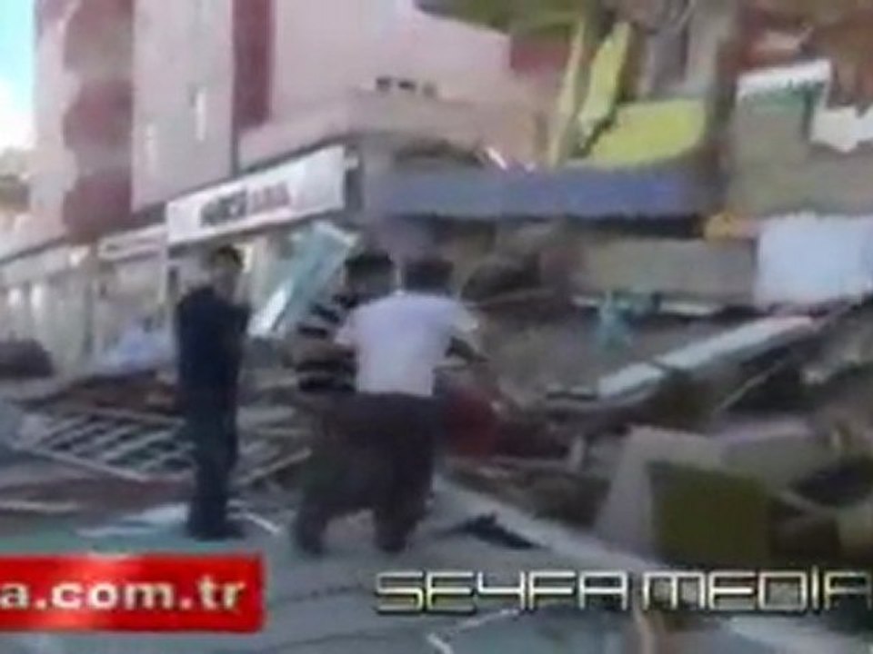 Van Depreminden görüntüler tam bir can pazarı(