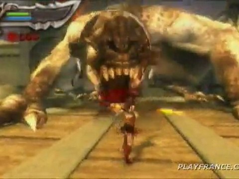God of War : Chains of Olympus (PSP) - Kratos terrasse le Basilic