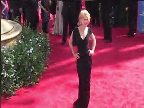 Kelly Osbourne Falls Out of Bed, Fractures Hand