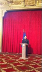 Remise des insignes de Chevalier de la Légion d'Honneur à Philippe Croizon