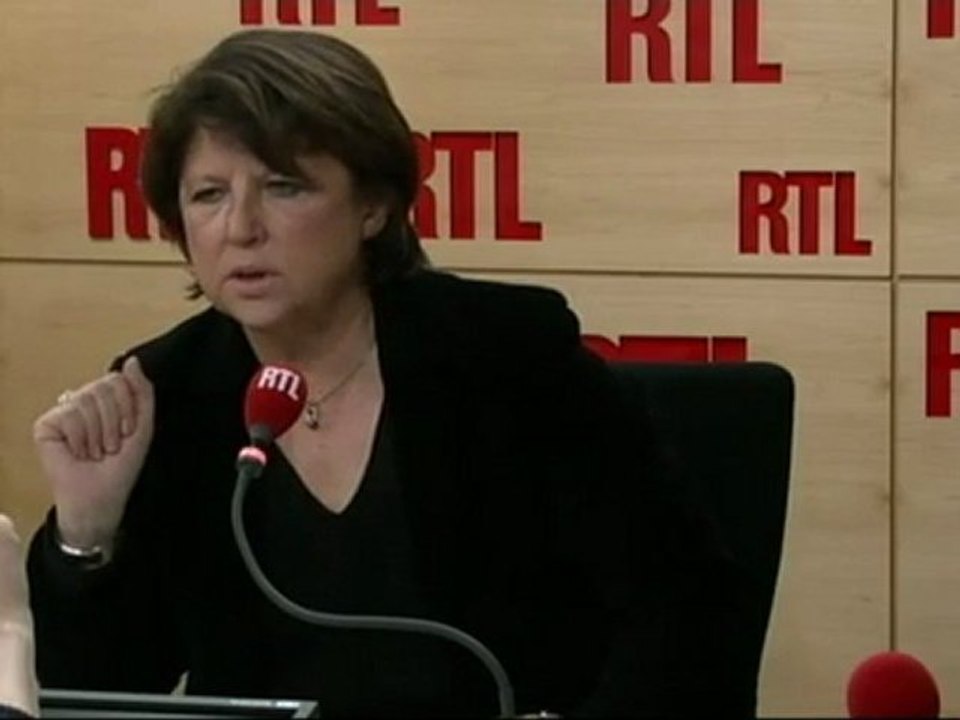 Transport aérien : pour Aubry, le gouvernement agit trop tardivement
