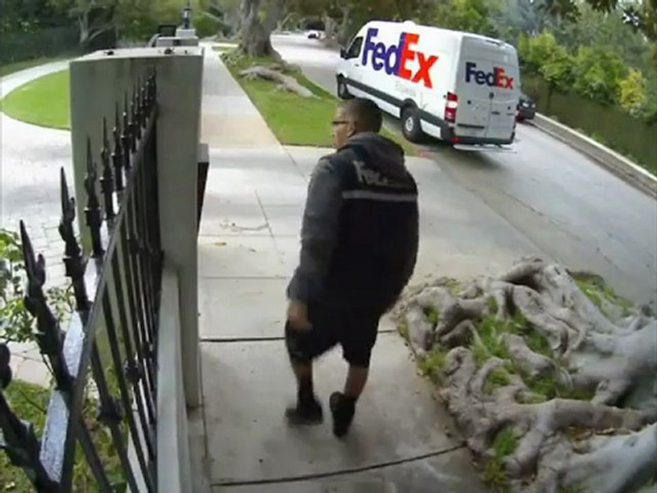 Un livreur de FedEx balance un écran d’ordi