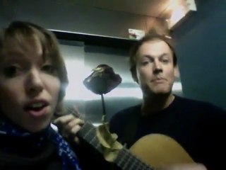 Liz Cherhal et Thibaud Defever mettent l'ambiance dans un ascenseur