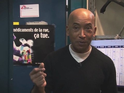 Portraits de bénévoles MSF : Sylvio au bureau des départs