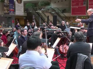 Boulez plays the Louvre-Pyramid... for free