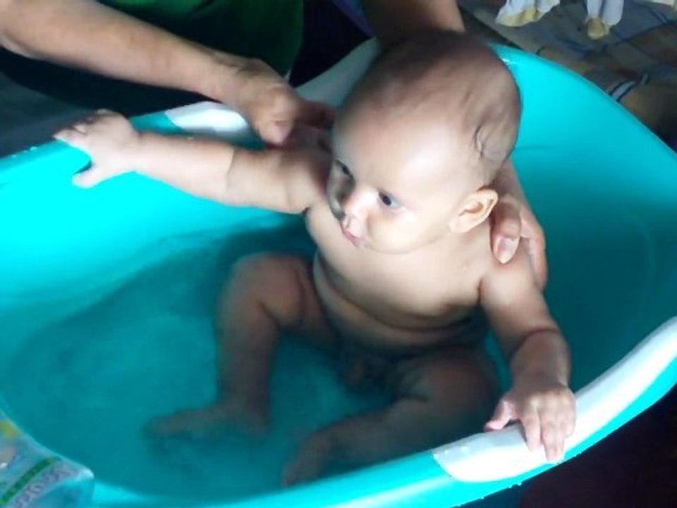 YA ME SIENTO Y ME SOLLO EL AGUA CON LAS MANOS