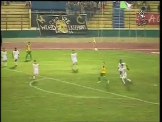 Salif Hanifi khống chế bóng khéo léo và ngả người volley tuyệt đẹp