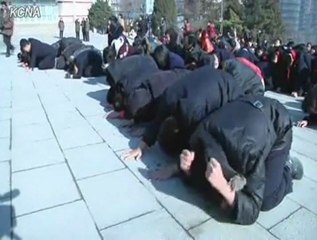 ヒステリックに金正日の死亡を泣いて悲しんでいる北朝鮮人