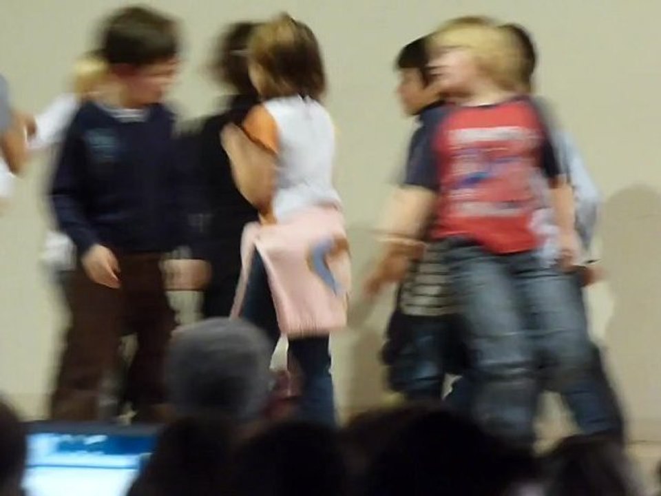 spectacle du 16/12/2011,Léa qui danse avec son petit chéri !!