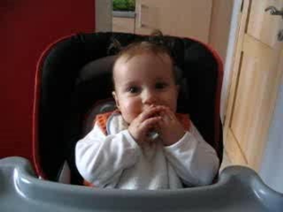 Marine mange son biscuit