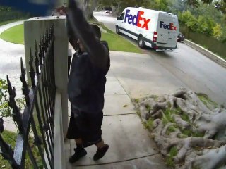 Une bien étrange manière de livrer un colis fragile