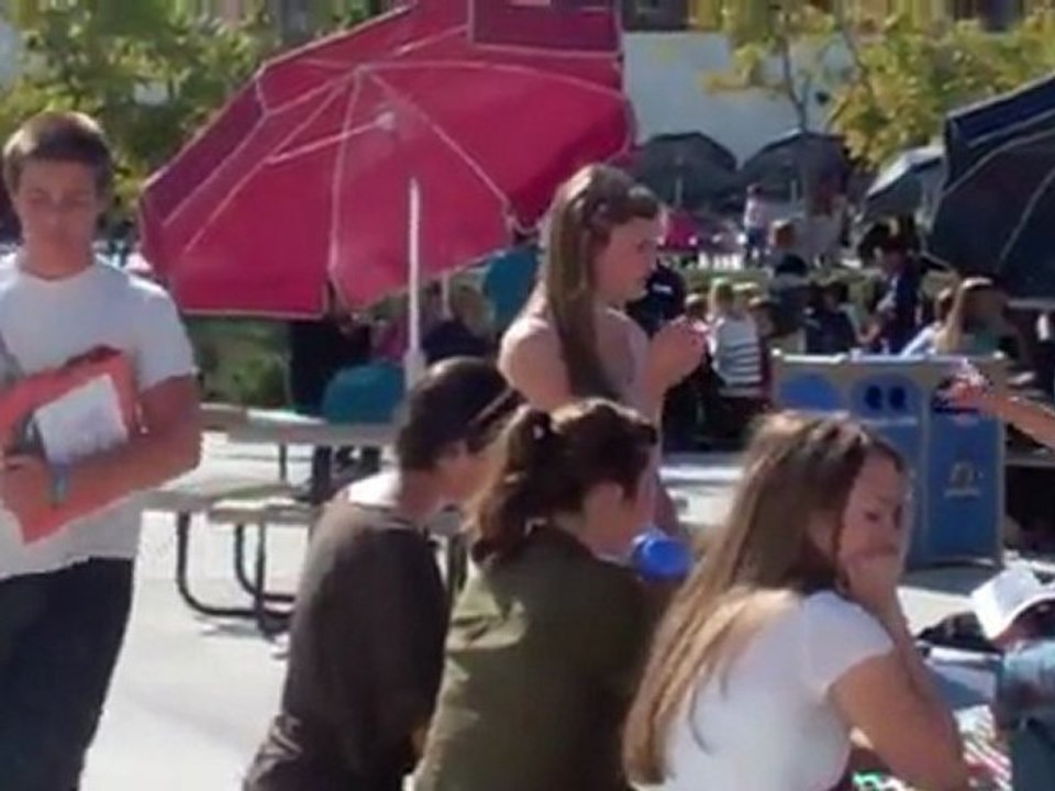 Blague de l'éternuement avec un spray