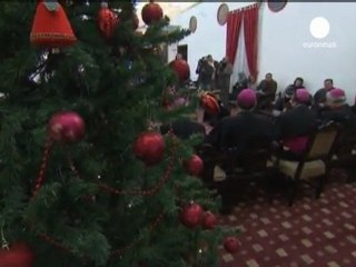 La marie de Jérusalem distribue des sapins aux...